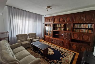 Apartament cu 3 camere decomandat în Complex Studențesc
