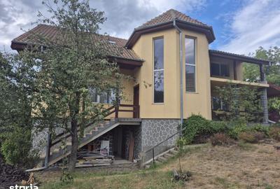 Casă cu 6 camere cu Teren 662 Mp în Central