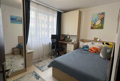 Apartament cu 3 camere semidecomandat, mobilat în Iancului