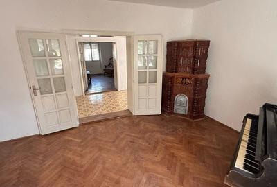Casă cu 6 camere cu Teren 2000 Mp în Central