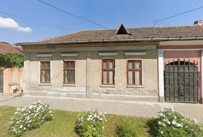 Casă individuală cu 3 camere cu Canalizare în Central