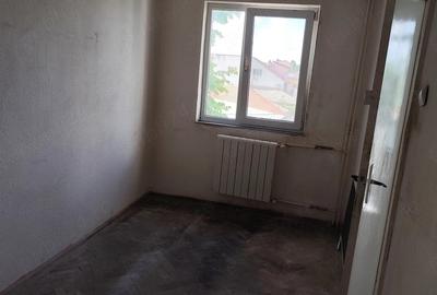 Apartament cu 3 camere decomandat în Km 4 - 5
