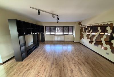 Apartament cu 4 camere semidecomandat în P-ța Victoriei