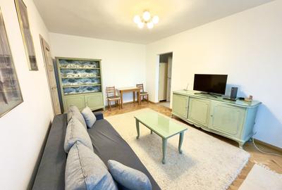 Apartament cu 2 camere semidecomandat, mobilat în P-ța Victoriei