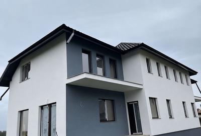 Casă cu 4 camere decomandat în Central