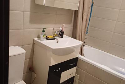 Apartament cu 3 camere semidecomandat în Rahova