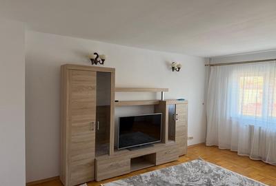 Apartament cu 2 camere decomandat în Trocadero