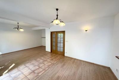 Casă cu 8 camere cu Teren 250 Mp în Tei
