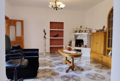 Casă individuală cu 4 camere cu Garaj în Central - 1
