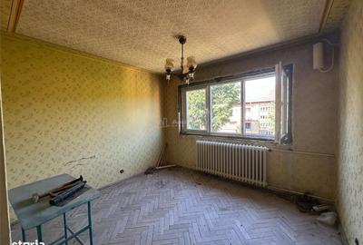 Apartament cu 3 camere semidecomandat în Central