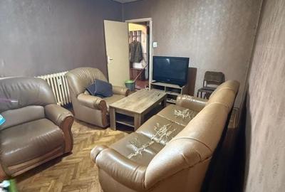 Apartament cu 4 camere semidecomandat în Pielești