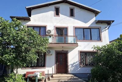 Casă cu 9 camere cu Teren 567 Mp în Central