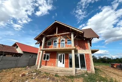 Casă cu 4 camere cu Teren 1439 Mp în Inand