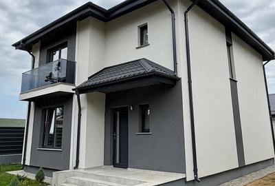 Casă cu 7 camere cu Teren 329 Mp în Cârcea