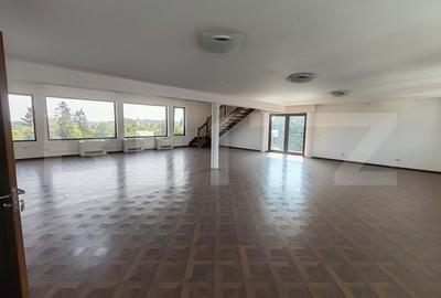 Penthouse cu 4 camere decomandat în Central