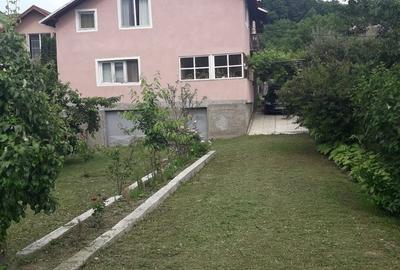 Casă cu 4 camere în Cătina