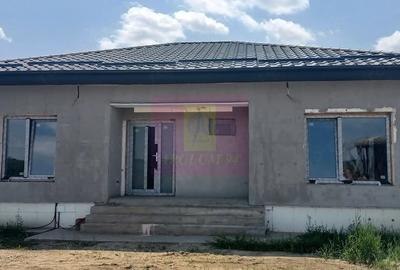 Casă cu 4 camere cu Teren 400 Mp în Săbăreni