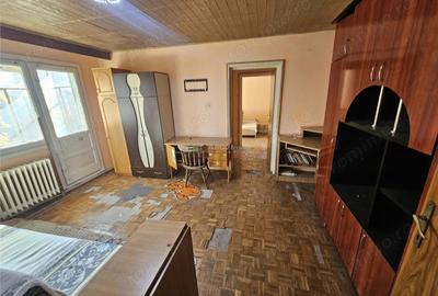 Apartament cu 2 camere semidecomandat, mobilat în Micro I - 3