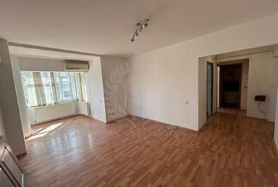 Apartament cu 3 camere decomandat în Democrației