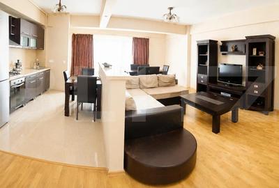 Apartament cu 3 camere semidecomandat în Independenței