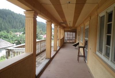 Casă cu 6 camere cu Teren 580 Mp în Fundu Moldovei - 3
