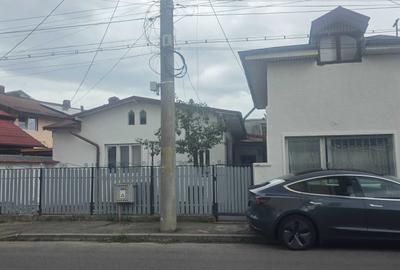 Casă cu 4 camere decomandat în Central