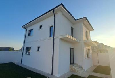 Casă cu 4 camere în Lumina