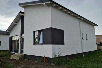 Casă cu 4 camere în Sânpetru
