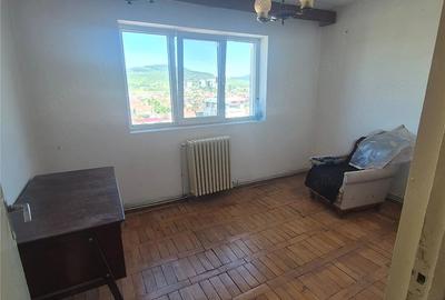 Apartament cu 4 camere semidecomandat în Central