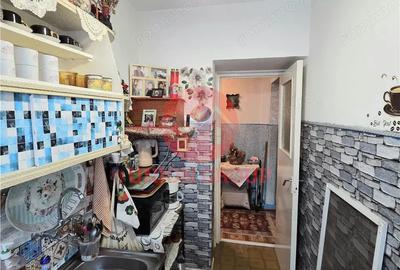 Apartament cu 3 camere semidecomandat în Groapa