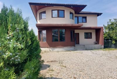 Casă individuală cu 7 camere cu Canalizare în Mihăilești - 1