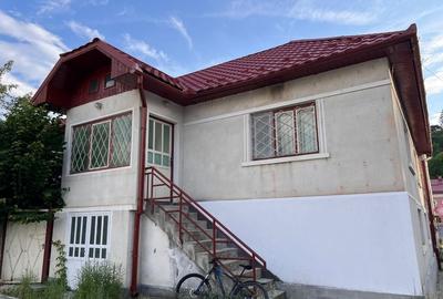 Casă cu 4 camere cu Teren 200 Mp în Central
