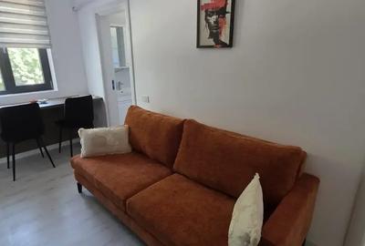 Apartament cu 2 camere semidecomandat, mobilat în Central