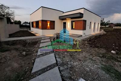 Casă individuală cu 4 camere cu Canalizare în Olteni