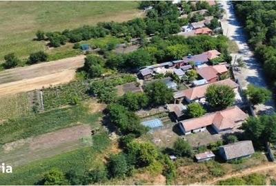 Casă cu 4 camere cu Teren 3500 Mp în Bârca