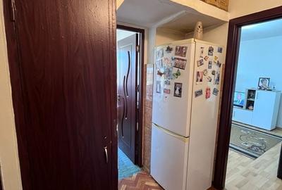 Apartament cu 3 camere semidecomandat în Rovine