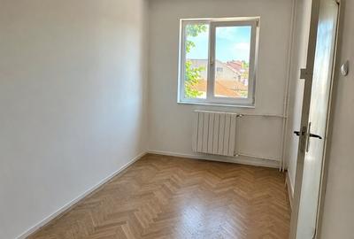 Apartament cu 3 camere semidecomandat în Km 4-5
