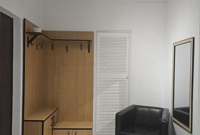 Apartament cu 3 camere semidecomandat în Tineretului