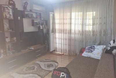 Apartament cu 3 camere semidecomandat în Craiovița Nouă