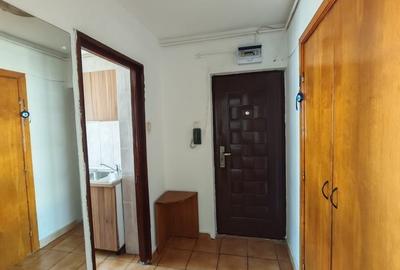 Apartament cu 3 camere semidecomandat în Colentina