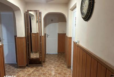 Apartament cu 4 camere decomandat în Prundu