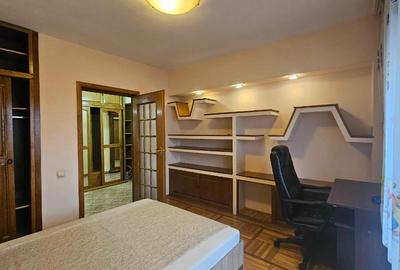 Apartament cu 3 camere decomandat în Bd. Independenței - 7