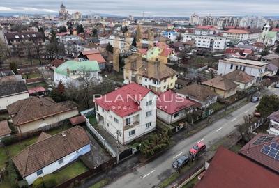 Casă cu 6 camere cu Canalizare în Central