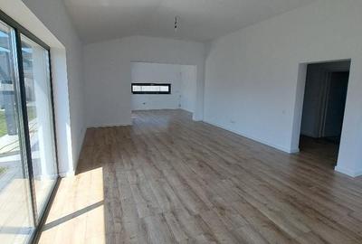 Casă cu 3 camere cu Teren 474 Mp în Micești