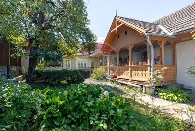 Casă individuală cu 6 camere cu Teren 1900 Mp în Central