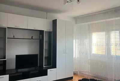 Apartament cu 2 camere decomandat în Polivalentă
