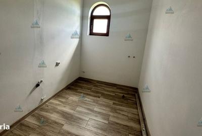 Casă cu 4 camere în Remuș