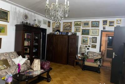 Apartament cu 4 camere semidecomandat în Universitate