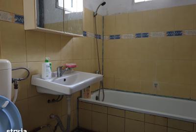 Apartament cu 3 camere semidecomandat în Craiovei