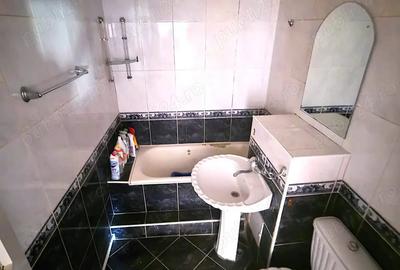 Apartament cu 3 camere decomandat în Micro 17
